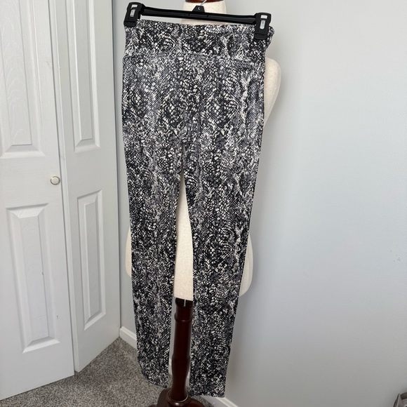 NWT Spanx Black and White Snake Print Leggings - Picture 6 of 8